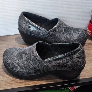 Nurse Mates Pillow Top Clogs women's size 11 M dark silver / black